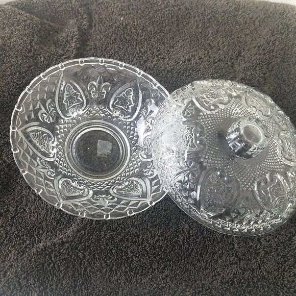 Bowl vntg molded glass Lidded Serving Pattern: Hearts & Fleur De Lys 1970s - Picture 4 of 9